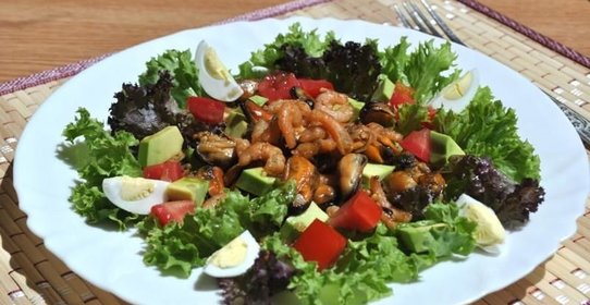 Салат с мидиями и креветками