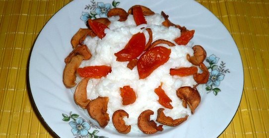 Молочная рисовая каша с сухофруктами