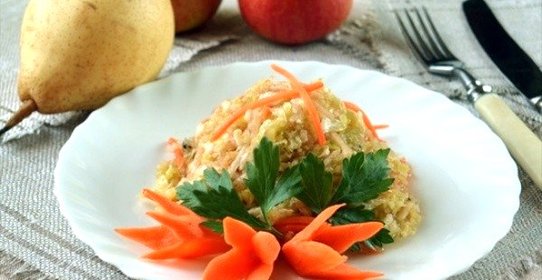 Салат из пекинской капусты с фруктами