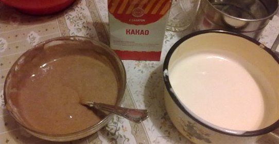 Шоколадно-клубничный торт со сгущенкой и орешками