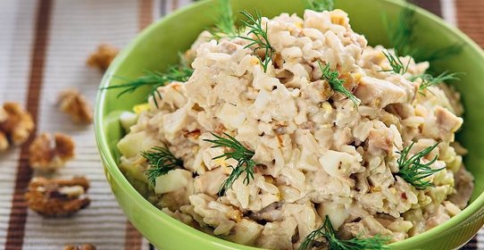 Советский салат из курицы с орехами