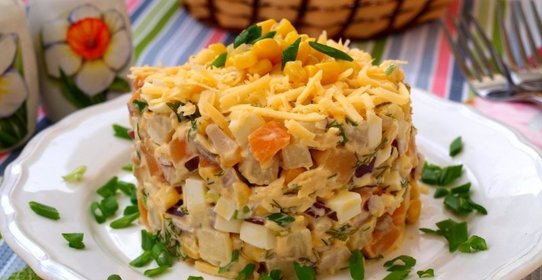 Салат с копчёным кальмаром, кукурузой и сыром