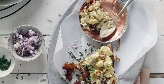 Салат с яйцом на завтрак