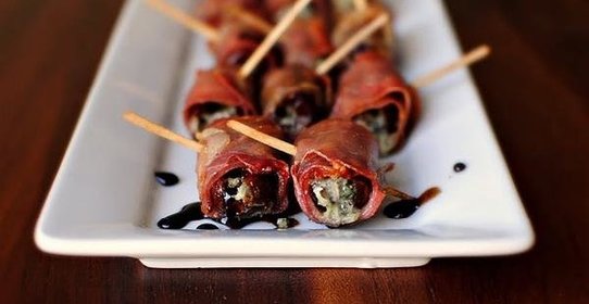 Финики с горгонзолой в ветчине