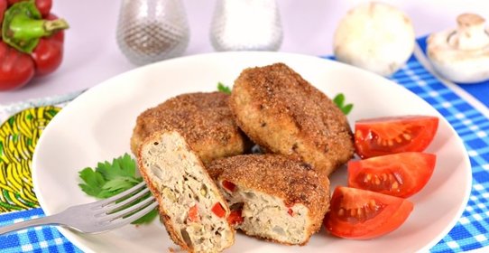 Куриные котлеты с баклажанами, грибами и сладким перцем