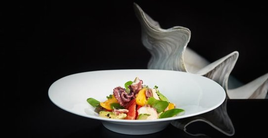 Салат из помидоров с осьминогами