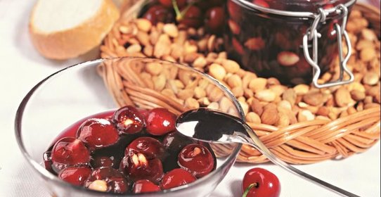 Варенье из черешни с абрикосовыми косточками