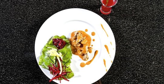 Бефстроганов со свекольно-земляничным гарниром