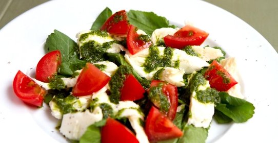 Зеленый салат с сулугуни и соусом песто