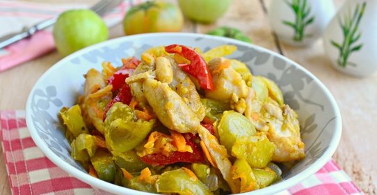 Зеленые помидоры жареные на сковороде с курицей и овощами