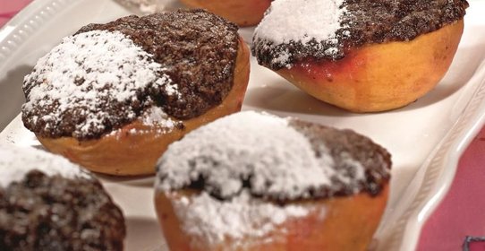 Персики, запеченные с шоколадом и имбирем