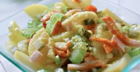 Салат из картофеля и копченой птицы с можжевеловым маслом