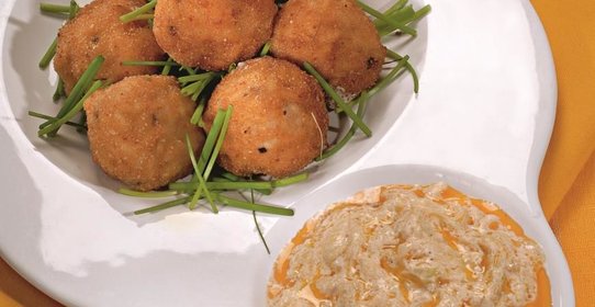 Рисовые котлетки с соусом из кабачков