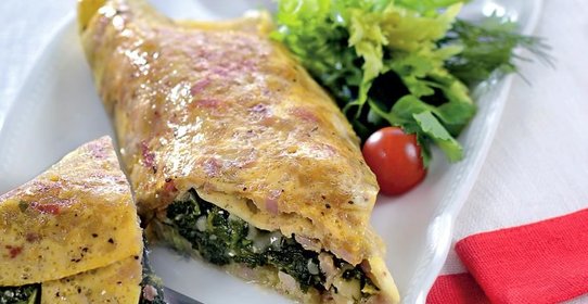 Омлет со шпинатом и колбасой