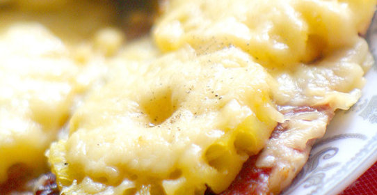 Свинина, запеченная с ананасами и сыром