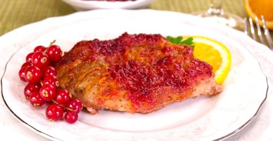 Мясо, запеченное в брусничном соусе