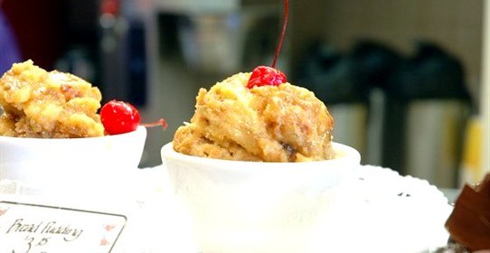 Теплый вишневый пудинг с ромом