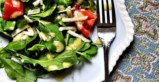 Салат с рукколой и помидорами