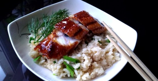 Рис, обжаренный с яйцом и зеленым луком