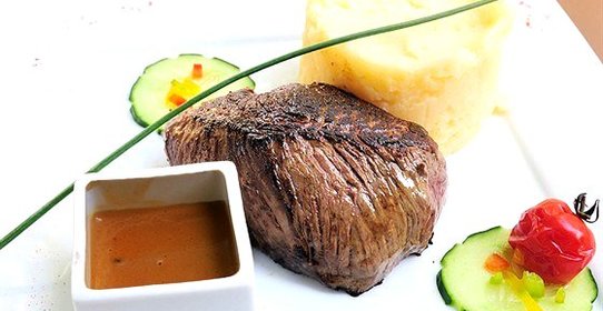 Говяжье филе с перцем и соусом из портвейна