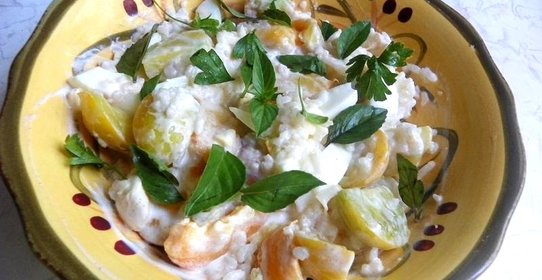 Салат с персиками и желтыми помидорами черри