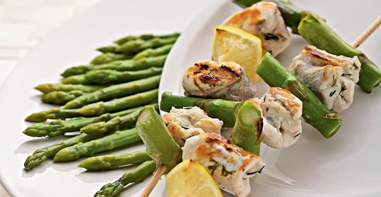 Шашлычки из судака со спаржей и лимоном