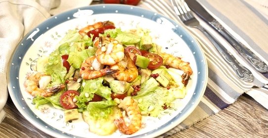 Салат с креветками и авокадо в мультиварке