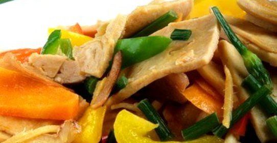 Салат из баклажанов и тофу с имбирно-соевым соусом