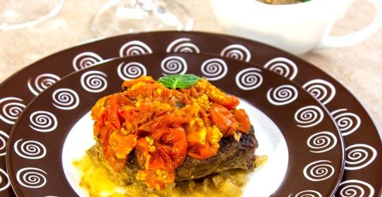 Баранина, запеченная с помидорами, с ореховым соусом
