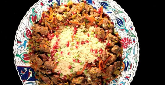 Кускус с бараниной, зеленым горошком и зернами граната