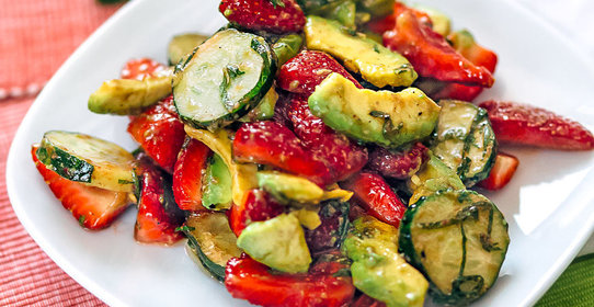 Салат из клубники с авокадо