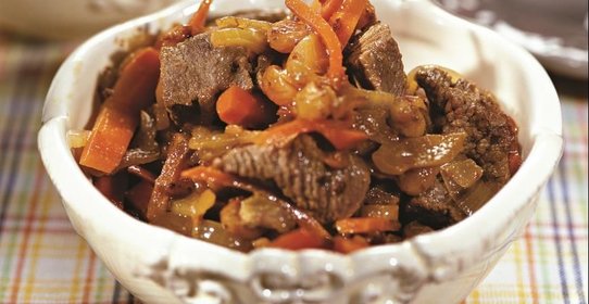 Мясо, тушеное с изюмом