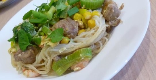 Свинина с креветками, кукурузой и рисовой лапшой