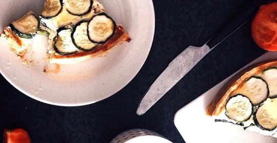 Киш с курицей, цуккини и стручковой фасолью