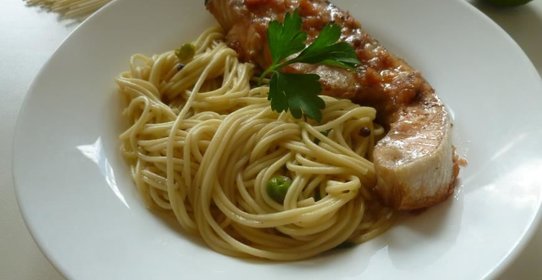 Семга с яичной лапшой в азиатском стиле