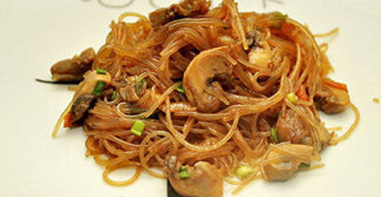 Фунчоза с грибами в соусе терияки