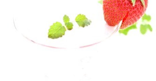 Десерт из клубники и пахты