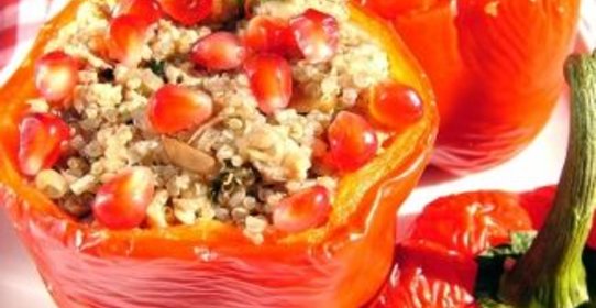 Перцы, фаршированные мясом и киноа