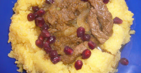 Пряная говядина с полентой и гранатом