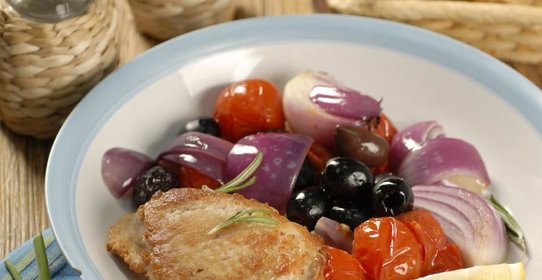 Свинина с помидорами и маслинами