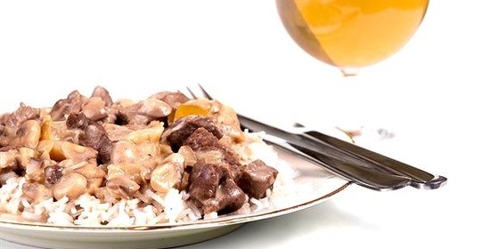 Жареная говядина с красным перцем, грибами, устричным соусом и рисом