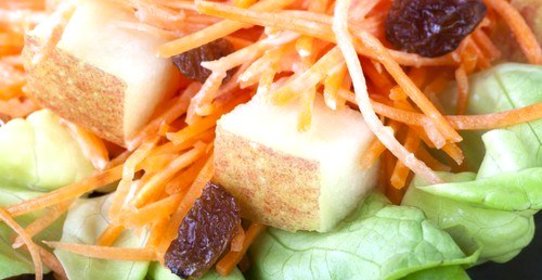 Морковный салат с изюмом и яблоками