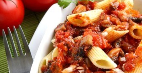 Паста с соусом из помидоров, анчоусов, каперсов и маслин