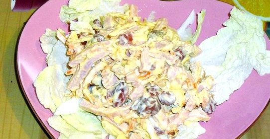 Теплый салат с ветчиной и фасолью