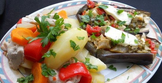 Овощи с мясом и фаршированные баклажаны в пароварке