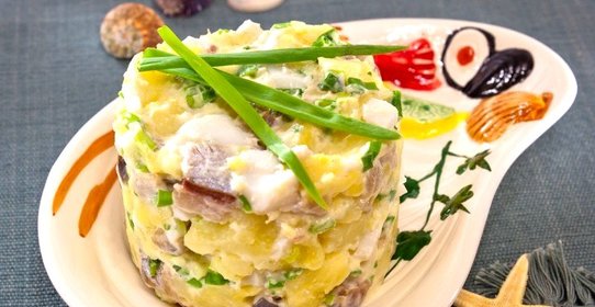 Салат с селедкой, картофелем и яйцами