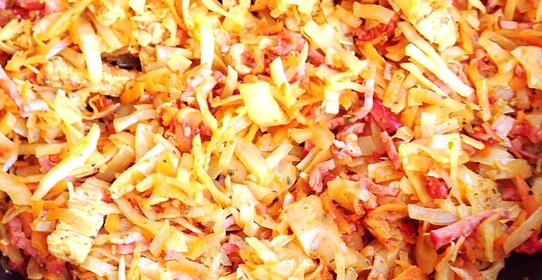 Острая тушеная капуста с мясом