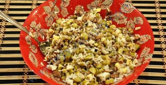 Рыбный салат из консервов с рисом и яйцом