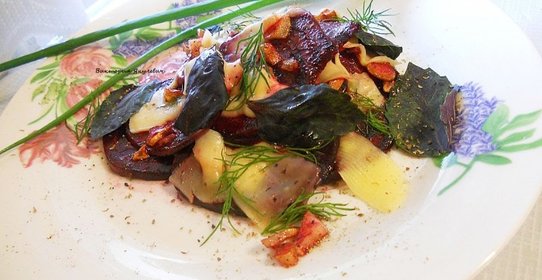 Теплый салат из свеклы с сыром