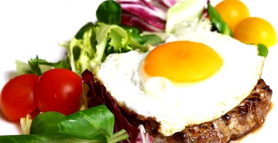 Бифштекс рубленый с яйцом